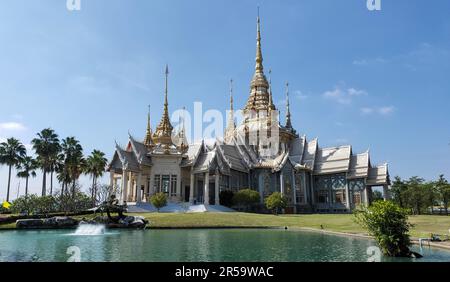 Vue panoramique sur le Somdej Toh Hall à Wat non Kum, Thaïlande. Magnifique hall blanc du temple, sur fond bleu ciel. Banque D'Images