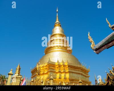 Phra Maha That Chedi, ancienne pagode à Wat Phra That Haripunchai à Lamphun, Thaïlande. La pagode dorée influencée par l'architecture sri-lankaise. Banque D'Images