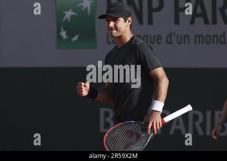 Paris, France - 1 juin 2023, Marcos Giron des Etats-Unis célèbre sa victoire sur Jiri Lehecka de la République tchèque au cours du jour 5 de l'Open de France 2023, Roland-Garros 2023, deuxième tournoi de tennis de Grand Chelem de l'année, sur 1 juin 2023 au Stade Roland-Garros à Paris, France - photo : Jean Catuffe/DPPI/LiveMedia Banque D'Images