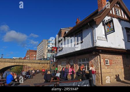 Le pub Kings Arms à côté de la rivière Ouse à York par une journée d'été ensoleillée, avec les gens qui prennent un verre à l'extérieur de la maison publique historique au bord de la rivière, York Banque D'Images