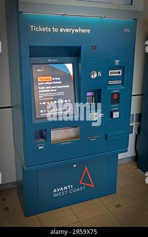 Distributeur automatique de billets en libre-service Avanti West Coast étiqueté « Tickets to Everywhere » à la station Warrington Bank Quay sur la West Coast main Line Banque D'Images