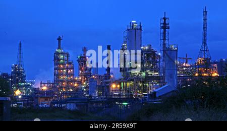 Ici Castner Kellner, maintenant Ineos Chlor travaux chimiques industriels, Mersey / Weaver River, Western point, Runcorn, Halton, Cheshire, Angleterre, Royaume-Uni au crépuscule Banque D'Images