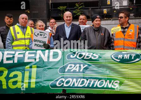 Londres, Royaume-Uni. 2nd juin 2023. Membres du syndicat RMT sur la ligne de piquetage à la gare Euston. Le secrétaire général, Mick Lynch, donne des entrevues aux médias et se tient sur la ligne de piquetage. Le syndicat RMT frappe sur les emplois, les salaires et les conditions. 14 les compagnies de train sont en grève dans le conflit ferroviaire national. 20 000 travailleurs ferroviaires de la restauration, des gestionnaires de train et du personnel de la gare sont tous en train d'agir. Crédit : Joe Maida/Alay Live News Banque D'Images