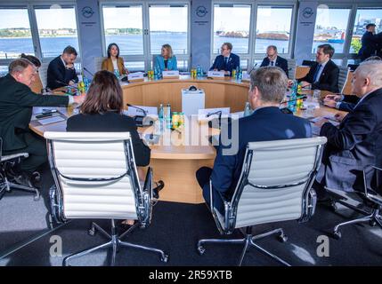 Mecklembourg-Poméranie occidentale, Wismar: 02 juin 2023, Annalena Baerbock (Bündnis 90/Die Grünen, à l'arrière, 3rd de gauche), Ministre allemand des affaires étrangères, siège à la table de réunion avec ses homologues à la réunion du Conseil des États de la mer Baltique. Les huit États de la mer Baltique : Allemagne, Danemark, Estonie, Finlande, Lituanie, La Lettonie, la Pologne et la Suède, l'Islande, la Norvège et l'UE discutent de nouvelles réponses à la guerre d'agression menée par la Russie contre l'Ukraine, augmentant la sécurité énergétique par l'expansion des énergies renouvelables et la récupération des munitions et des restes d'ordnance de la mer Baltique. Photo: J Banque D'Images