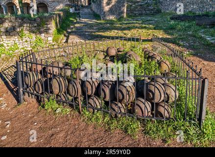 Boules de canon en métal exposées à sa Kale, citadelle ottomane à Ioannina, région d'Epirus, Grèce Banque D'Images