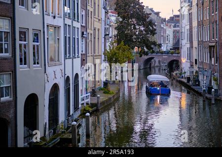 Utrecht, pays-Bas - 12 octobre 2022. Visite en bateau sur l'Oudegracht (Vieux Canal) dans le centre-ville. Soirée d'automne. Banque D'Images