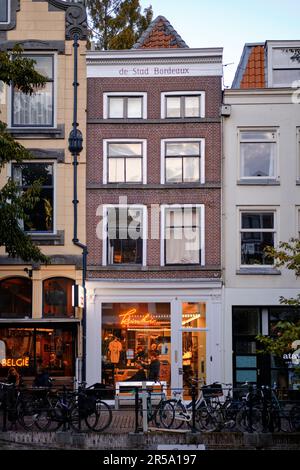 Utrecht, pays-Bas - 12 octobre 2022. Maisons traditionnelles hollandaises anciennes et boutiques sur le Oudegracht (Vieux Canal) dans le centre-ville. Soirée d'automne. Banque D'Images