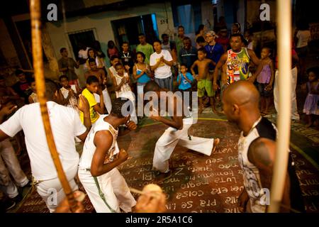 Le berimbau conduit le rythme lors d'une roda de Capoeira de rue à Salvador, au Brésil. Banque D'Images