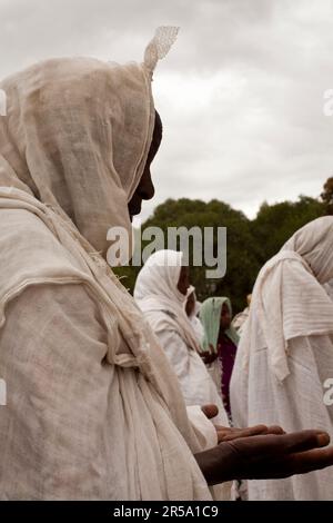 Des femmes chrétiennes orthodoxes éthiopiennes prient dans la cour des préparées Église Marie de Sion dans les jours précédant pâques, Aksum, nord de l'Ethiopie. Banque D'Images