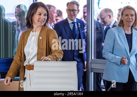 Mecklembourg-Poméranie occidentale, Wismar: 02 juin 2023, Annalena Baerbock (Bündnis 90/Die Grünen, l), ministre allemand des Affaires étrangères, se joint à Anniken Huitfeldt (r), ministre norvégien des Affaires étrangères, et à d'autres homologues lors de la réunion du Conseil des États de la mer Baltique. Les huit États de la mer Baltique : Allemagne, Danemark, Estonie, Finlande, Lituanie, La Lettonie, la Pologne et la Suède, l'Islande, la Norvège et l'UE discutent de nouvelles réponses à la guerre d'agression menée par la Russie contre l'Ukraine, de l'accroissement de la sécurité énergétique grâce à l'expansion des énergies renouvelables et de la récupération des munitions et des restes d'armes de la Baltique Banque D'Images