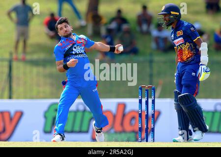 Hambantota, Sri Lanka. 02nd juin 2023. Le Fazalhaq Farooqi d'Afghanistan livre une balle surveillée par le batteur Sri Lanka Dushan Hemantha lors du match de cricket de l'ODI 1st entre le Sri Lanka et l'Afghanistan au stade de cricket international Mahinda Rajapaksa à Hambantota le 02nd juin 2023. Viraj Kothalwala/Alamy Live News Banque D'Images