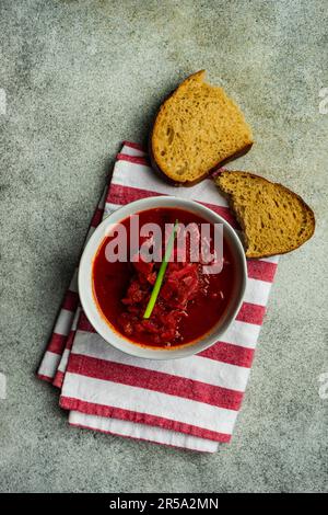 Le borscht de betteraves rouges ukrainiennes a servi dans un bol Banque D'Images