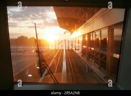 Vue sur la fenêtre du Skytrain au coucher du soleil, Newark Int. Aéroport, New Jersey. Banque D'Images