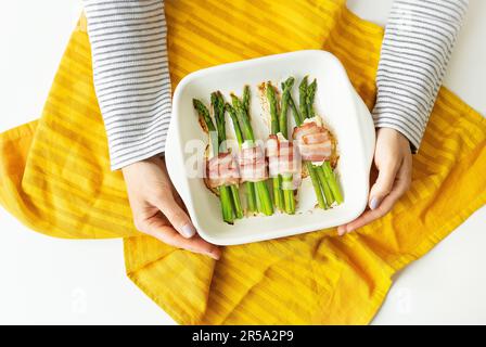 Asperges cuites au bacon et aux épices. Nourriture très savoureuse et saine. Service de la nourriture par le chef. Vue de dessus Banque D'Images