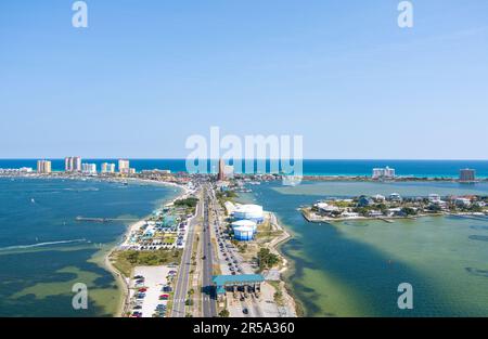 Vue aérienne de Pensacola Beach le week-end du Memorial Day 2023 Banque D'Images