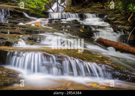 Une cascade à Hanging Rock Banque D'Images