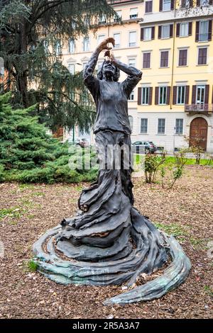 Statue de l'astrophysicien et scientifique italien Margherita Hack devant l'Université Statale à Largo Francesco Richini, Milan, Italie Banque D'Images