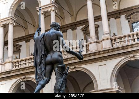 Copie en bronze d'une statue de Napoléon, par Antonio Canova, cour du Palazzo Brera, maison de la bibliothèque Braidense et de la galerie d'art Brera, Milan, Italie Banque D'Images