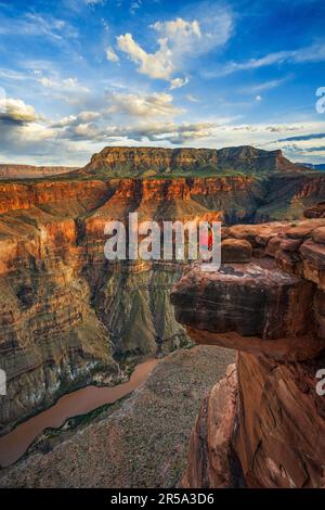 Femme debout sur Cliffside, surplombant le Grand Canyon Banque D'Images