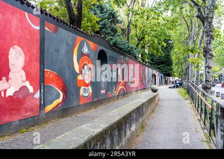 Peintures murales près du siège de Campari de la liqueur alcoolique italienne, à Sesto San Giovanni, ville métropolitaine de Milan, région de Lombardie, Italie Banque D'Images