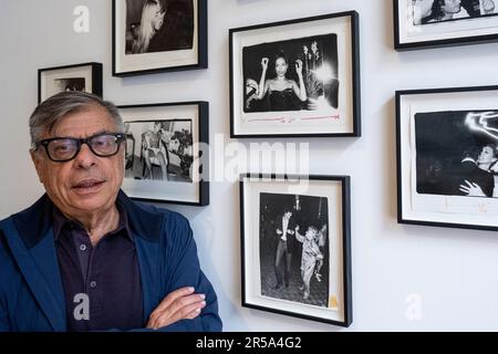 Londres, Royaume-Uni. 2 juin 2023. Le photographe et écrivain américain Bob Colacello avec quelques-unes de ses œuvres à un avant-goût de «il vient de se produire», la première exposition solo à Londres. Ses images montrent sa collaboration de longue date avec Andy Warhol et leur cercle glamour de fêtes et de voyages à la fin de 1970s et au début de 1980s. L'exposition se déroulera jusqu'au 29 juillet à Thaddaeus Ropac à Mayfair. Credit: Stephen Chung / Alamy Live News Banque D'Images