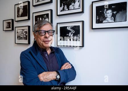 Londres, Royaume-Uni. 2 juin 2023. Le photographe et écrivain américain Bob Colacello avec quelques-unes de ses œuvres à un avant-goût de «il vient de se produire», la première exposition solo à Londres. Ses images montrent sa collaboration de longue date avec Andy Warhol et leur cercle glamour de fêtes et de voyages à la fin de 1970s et au début de 1980s. L'exposition se déroulera jusqu'au 29 juillet à Thaddaeus Ropac à Mayfair. Credit: Stephen Chung / Alamy Live News Banque D'Images