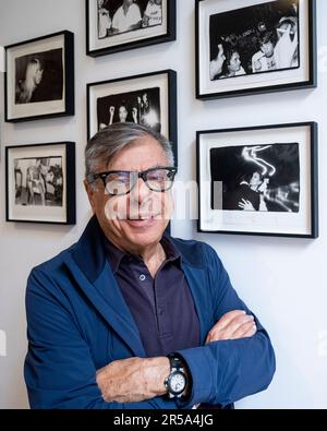 Londres, Royaume-Uni. 2 juin 2023. Le photographe et écrivain américain Bob Colacello avec quelques-unes de ses œuvres à un avant-goût de «il vient de se produire», la première exposition solo à Londres. Ses images montrent sa collaboration de longue date avec Andy Warhol et leur cercle glamour de fêtes et de voyages à la fin de 1970s et au début de 1980s. L'exposition se déroulera jusqu'au 29 juillet à Thaddaeus Ropac à Mayfair. Credit: Stephen Chung / Alamy Live News Banque D'Images