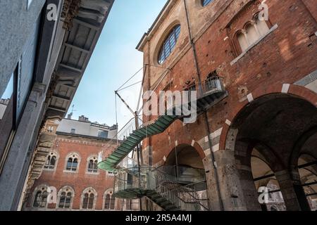 Escalier de sécurité contemporain en cristal et acier, devant le Palazzo della Ragione, place des marchands, centre-ville de Milan, Italie Banque D'Images