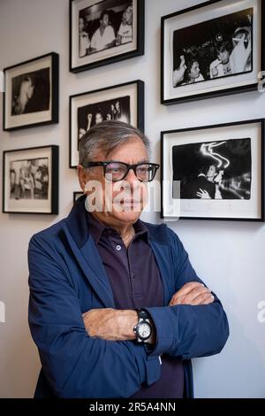 Londres, Royaume-Uni. 2 juin 2023. Le photographe et écrivain américain Bob Colacello avec quelques-unes de ses œuvres à un avant-goût de «il vient de se produire», la première exposition solo à Londres. Ses images montrent sa collaboration de longue date avec Andy Warhol et leur cercle glamour de fêtes et de voyages à la fin de 1970s et au début de 1980s. L'exposition se déroulera jusqu'au 29 juillet à Thaddaeus Ropac à Mayfair. Credit: Stephen Chung / Alamy Live News Banque D'Images