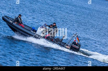 Wismar, Allemagne. 02nd juin 2023. Des policiers assurent la sécurité du port de Wismar Bay avec un canot en caoutchouc à la réunion du Conseil des États de la mer Baltique. Les huit États de la mer Baltique : Allemagne, Danemark, Estonie, Finlande, Lituanie, La Lettonie, la Pologne et la Suède, l'Islande, la Norvège et l'UE discutent de nouvelles réponses à la guerre d'agression de la Russie contre l'Ukraine, augmentant la sécurité énergétique par l'expansion des énergies renouvelables et la récupération des munitions et des restes d'ordnance de la mer Baltique. Credit: Jens Büttner/dpa/Alay Live News Banque D'Images