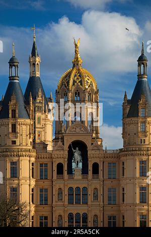 Façade avec Archange Michael et statue équestre du prince Obotrite Niklot, château de Schwerin, Allemagne, Mecklembourg-Poméranie occidentale, Schwerin Banque D'Images