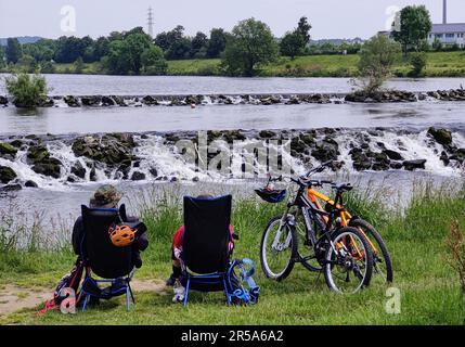 Cyclistes sur la piste cyclable de la vallée de la Ruhr en train de faire une pause, Allemagne, Rhénanie-du-Nord-Westphalie, région de la Ruhr, Hattingen Banque D'Images
