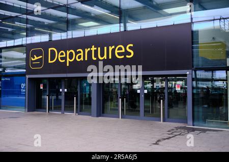 Londres, Royaume-Uni - 22 août 2022 : entrée aux départs au terminal nord de l'aéroport de Gatwick. personne. Banque D'Images