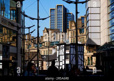 New Cathedral Street à la recherche de Shambles Square l'ancien grès Corn Exchange et de nouveaux appartements Banque D'Images