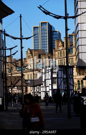 New Cathedral Street à la recherche de Shambles Square l'ancien grès Corn Exchange et de nouveaux appartements Banque D'Images