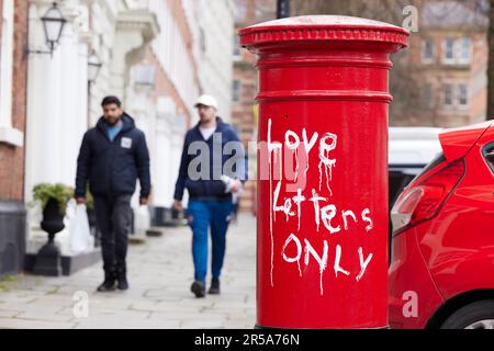 Lettres d'amour seulement graffiti sur un poteau rouge mail poteau pilier de la varicelle dans le centre de la ville de Manchester Banque D'Images