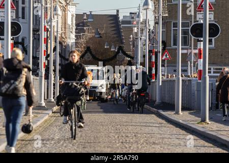 Photo d'une rue à pied de Sint Servaasbug à Maastricht avec de nombreux cyclistes à vélo. Banque D'Images