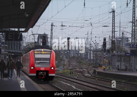 Photo d'un train appartenant à la Deutsche Bahn, au train de banlieue Koln S, passant par la gare Koln Sudbahnhof Bahnhof. Le S-Bahn Cologne est un S-Bahn ne Banque D'Images