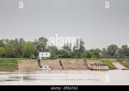 Photo de la patrouille frontalière croate qui observe la frontière entre Brcko et Gunja, au-dessus de la Sava, sur le poste frontière entre la Croatie, Europ Banque D'Images