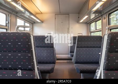 Photo d'un siège typique d'un train européen, vide, en route en Belgique, en Europe, dans un train régional de l'UEM. Banque D'Images