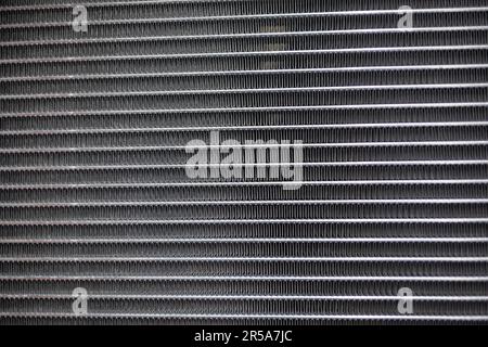 Texture d'un radiateur de voiture. Arrière-plan du refroidisseur du moteur. Style vintage. Grille de radiateur pour chauffage intérieur de voiture, climatiseur, gros plan. Réparation du radiateur Banque D'Images