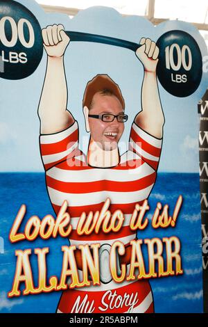 Le comédien Alan Carr à l'occasion du lancement de son livre « look Who IT is » à Waterstones Piccadilly Londres Banque D'Images