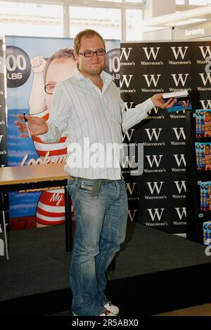 Le comédien Alan Carr à l'occasion du lancement de son livre « look Who IT is » à Waterstones Piccadilly Londres Banque D'Images