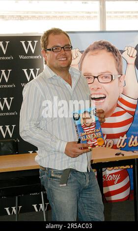 Le comédien Alan Carr à l'occasion du lancement de son livre « look Who IT is » à Waterstones Piccadilly Londres Banque D'Images