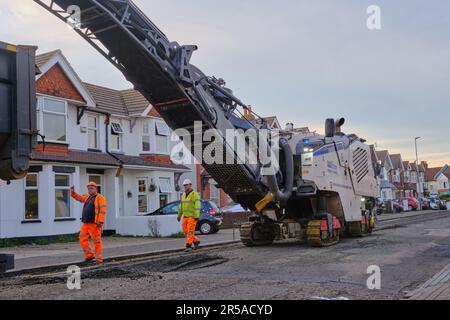 Eastbourne, Royaume-Uni - 11 juillet 2022: Réparation de revêtements routiers avec une fraiseuse de chaussée Wirtgen. Banque D'Images