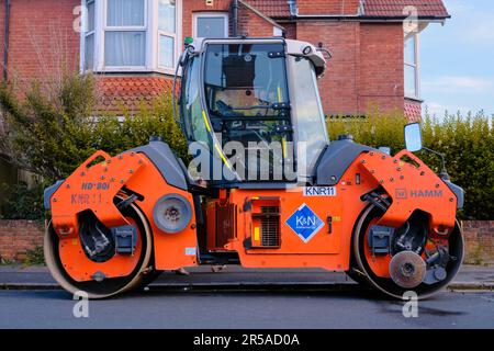 Eastbourne, Royaume-Uni - 11 juillet 2022 : rouleau compact articulé HAMM orange vif. Banque D'Images