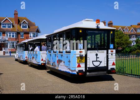 Eastbourne, Royaume-Uni - 11 juillet 2022 : train de locomotive touristique blanc sans piste ou train Dotto sur le côté de la route. Banque D'Images