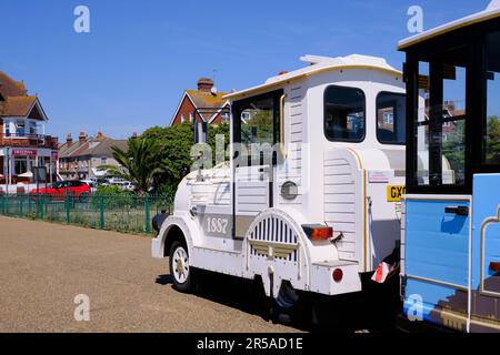 Eastbourne, Royaume-Uni - 11 juillet 2022 : train de locomotive touristique blanc sans piste ou train Dotto sur le côté de la route. Banque D'Images