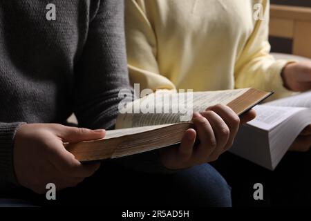 Couple lisant des Bibles dans la chambre, vue rapprochée Banque D'Images