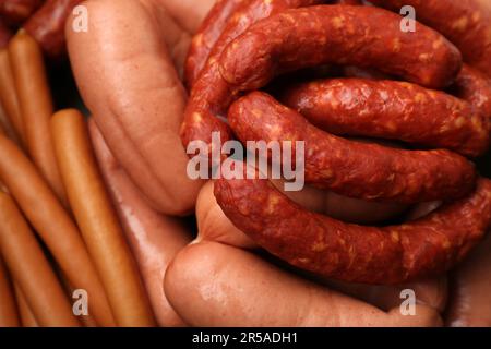 Différentes saucisses savoureuses comme arrière-plan, vue rapprochée Banque D'Images